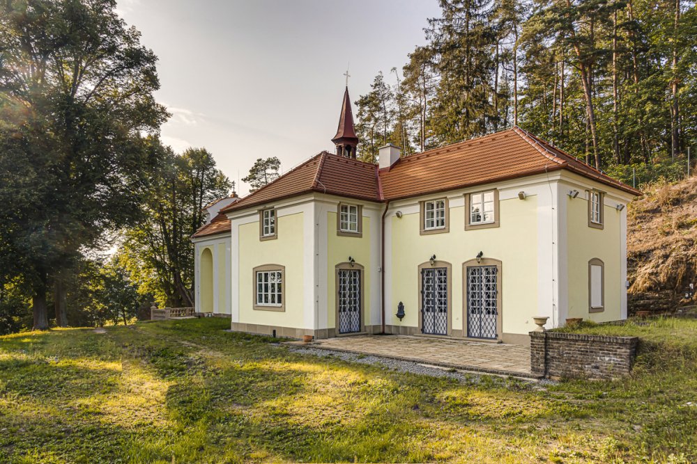  V té době byla provedena zděná přístavba k apsidě kaple tak, že vytváří s kaplí tvar kříže.
