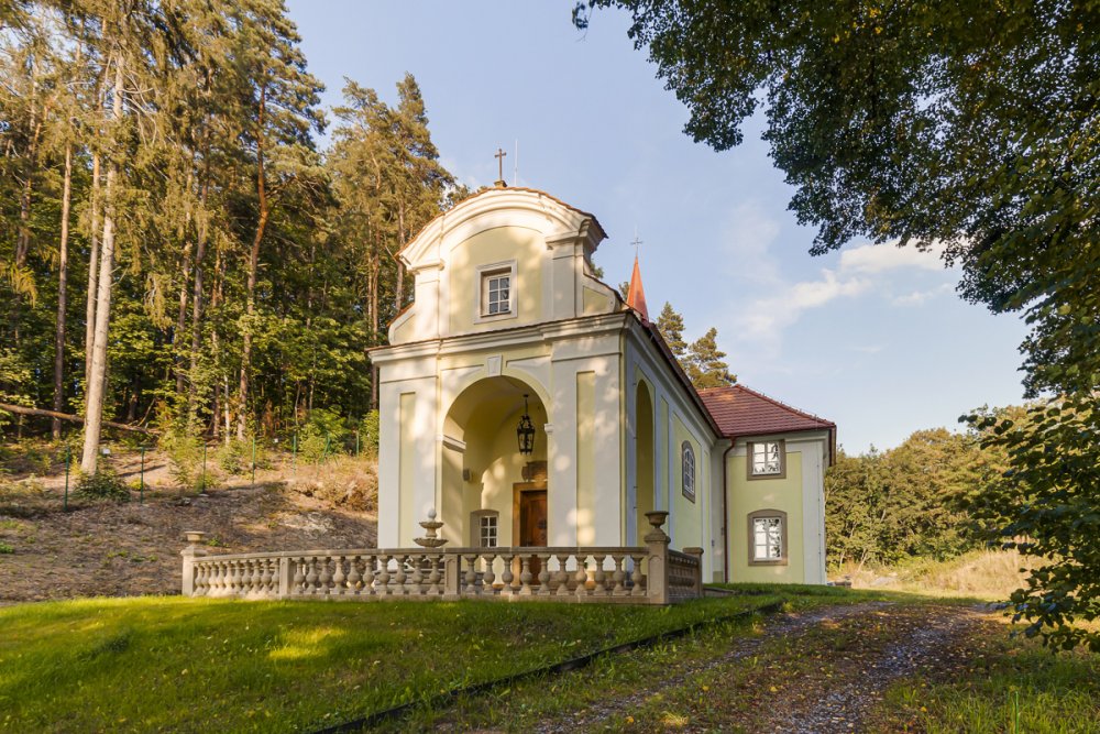  Kaple sv. Josefa se nachází na úpatí Kamenického vrchu v Zákupech u České Lípy.