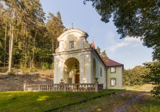  Kaple sv. Josefa se nachází na úpatí Kamenického vrchu v Zákupech u České Lípy.