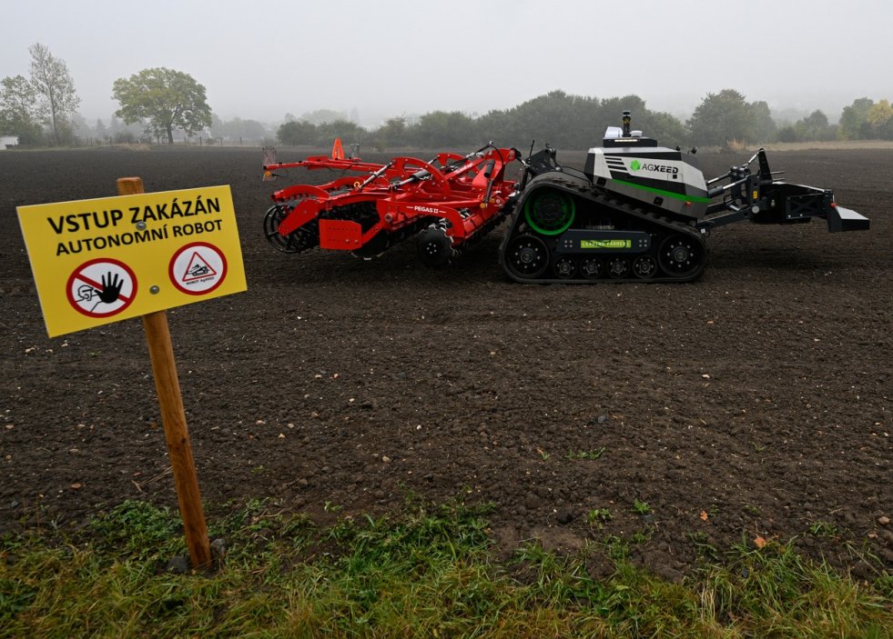 Na českém trhu je první autonomní traktor - AGbot