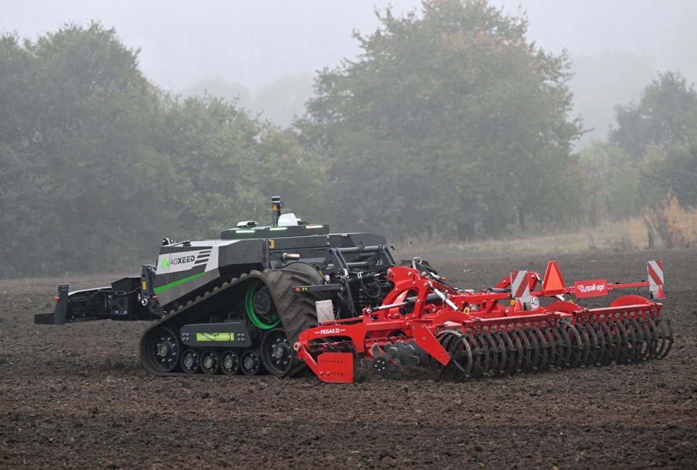 Na českém trhu je první autonomní traktor - AGbot