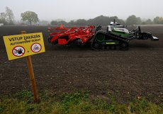 Na českém trhu je první autonomní traktor - AGbot