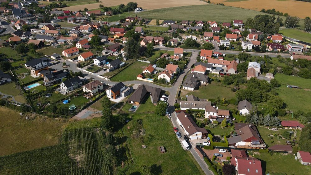 Rodinný dům, který navrhli architekti ze studia Med Pavlík, je moderní. Do malé obce nedaleko Pardubic ale zapadá skvěle. Navazuje totiž na původní zástavbu.