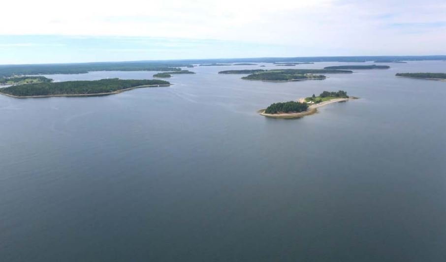 Spectacle Island se nachází nedaleko známého turistického letoviska Mahone Bay, které se nachází na jižním pobřeží Nového Skotska.