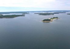 Spectacle Island se nachází nedaleko známého turistického letoviska Mahone Bay, které se nachází na jižním pobřeží Nového Skotska.