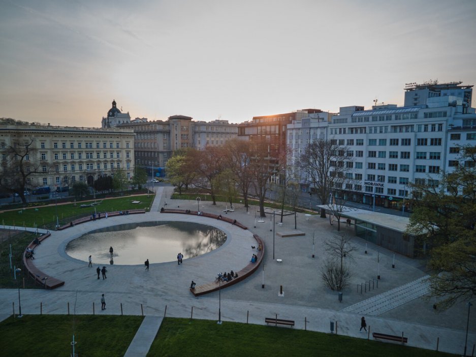 Park na Moravském náměstí v Brně představuje komplexní přístup revitalizace městského veřejného prostoru v centru města. 