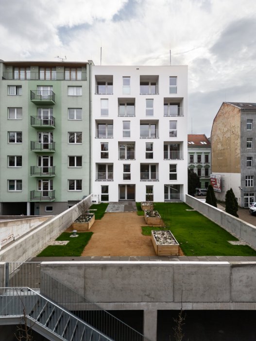 Úkolem architektů bylo navrhnout startovací byty pro vymezenou skupinu obyvatelstva, jenž může být znevýhodněna např. pro získání úvěru v bankovním sektoru. Na projekt, který zadalo město, byl vymezen malý rozpočet.