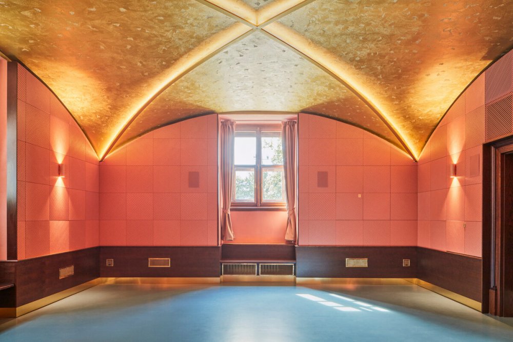 Nové edukační centrum České filharmonie Rudolfinum navrhli architekti Pavel Nový a Vít Svoboda z ateliéru 0,5 studio. Projekt si odnesl ocenění v kategorii interiér.