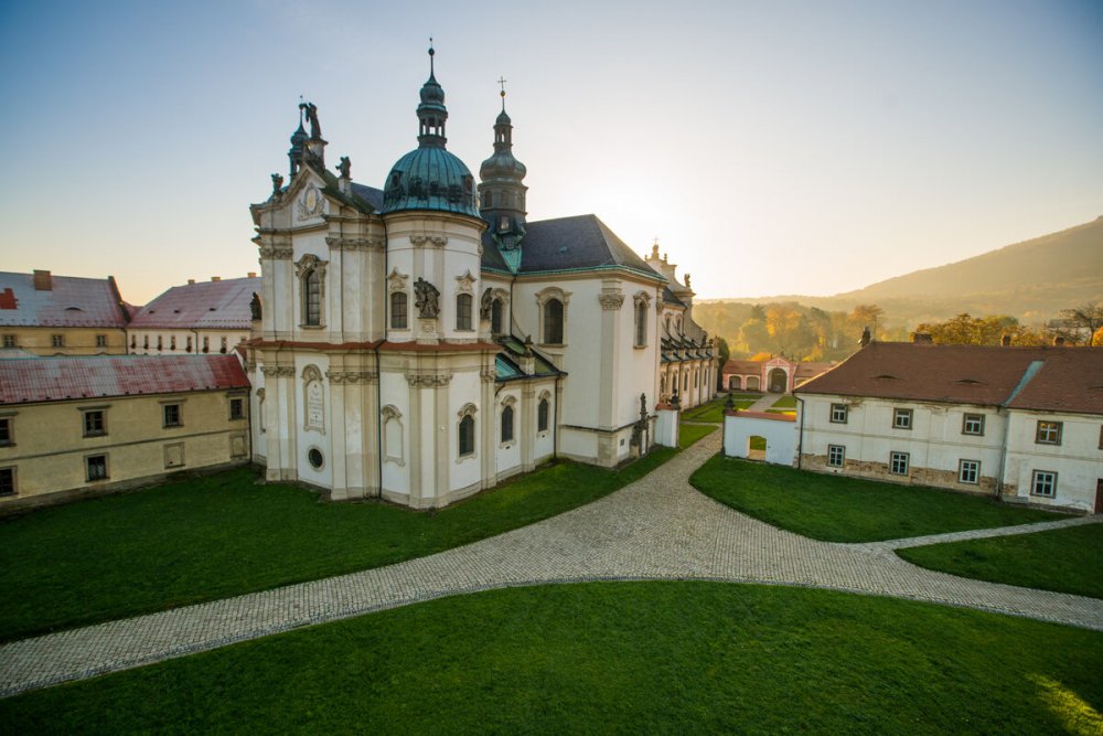 Kostel Nanebevzetí pany Marie v Oseku, barokní perla severních Čech, byla v dezolátním stavu. Výsledek rekonstrukce zaujal odbornou porotu a projekt získal ocenění v kategorii rekonstrukce.