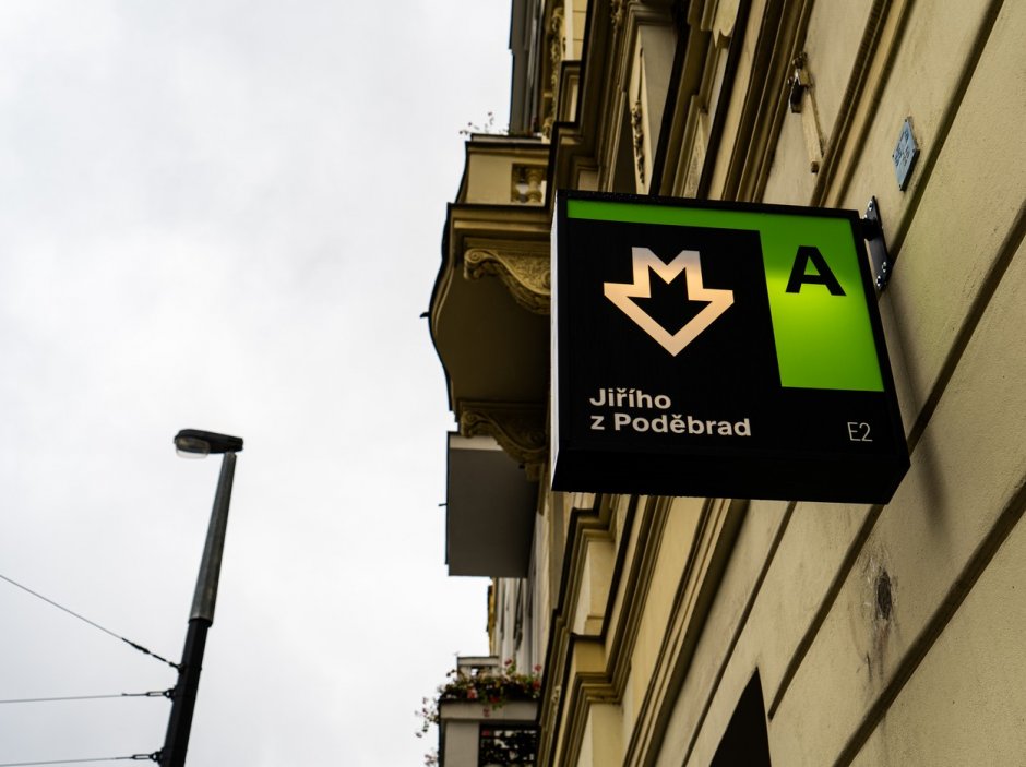 Stanice metra A Jiřího z Poděbrad se po rekonstrukci opět otevřela pro cestující