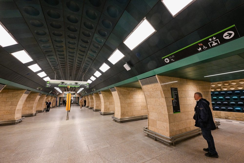 Stanice metra A Jiřího z Poděbrad se po rekonstrukci opět otevřela pro cestující