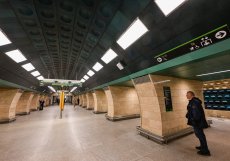 Stanice metra A Jiřího z Poděbrad se po rekonstrukci opět otevřela pro cestující