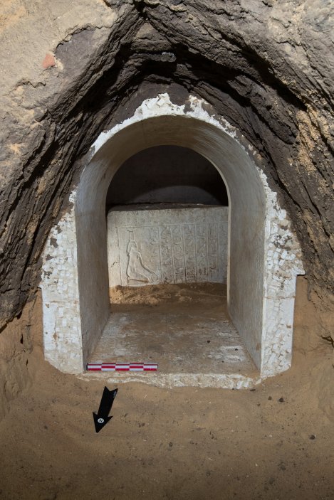 Pohled z podzemní spojovací chodby do pohřební komory královského písaře Džěhutiemhata