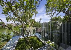 Dům v centrální části města Hue ve Vietnamu neobývá jen mladý pár. Jak říkají jeho autoři z vietnamského studia Nguyen Khai Architects & Associates je zároveň domovem ptáků, motýlů a stromů.
