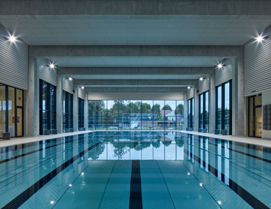 Budova vnitřního bazénu je rozdělena na tři hlavní části – plavecký bazén, zážitkový bazén a wellness. 