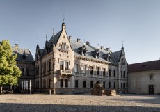 Novogotická budova Nového proboštství vznikla na severní straně náměstí U Svatého Jiří mezi lety 1877-1878 podle plánů architekta Josefa Mockera. 