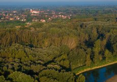 Přesně za jednu kunu (v přepočtu za tři koruny) lze pořídit i dům v chorvatském městečku Legrad. I tento program, který má podpořit nárůst obyvatel, má ale svá ale. Žadatel respektive kupující musí být mladší 40 let, být finančně stabilní. Domy, které se prodávají jsou totiž mnohdy ve skutečně dezolátním stavu.