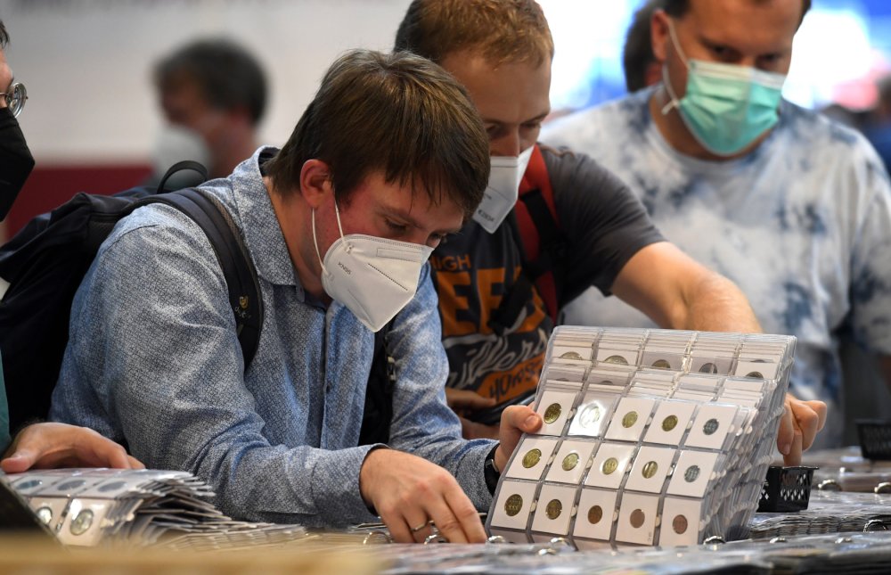 K vidění jsou slavná historická platidla, ke koupi nejen poštovní známky, mince a suvenýrové bankovky, ale také šperky, minerály i vinylové desky.