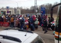 ukrajinští civilisté prchající před válkou na hranici s Polskem