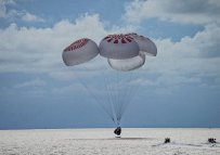 Kapsle SpaceX se spustila do oceánu těsně před západem slunce.