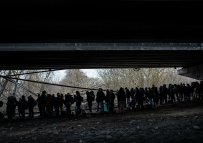 uprchlíci pod jedním z mostů, Irpiň