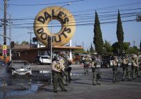 jednotky šerifa okrsku Los Angeles zajišťují místo, kde v noci na neděli došlo ke střetům s policií